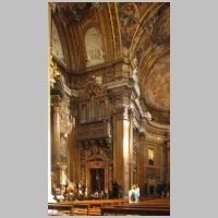 Chiesa del Gesù, Foto corona239, Wikipedia, Los transeptos recortados cumplen la función de grandes capillas, capilla de San Ignacio (Wikipedia).JPG